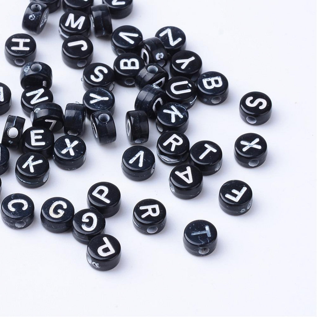 Alfabetperler Flat Rund 7x4mm - Hvitt på Svart
