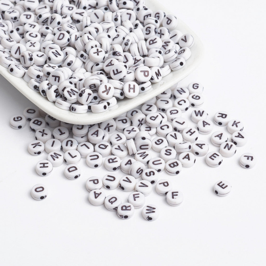 Bokstavperler Flat Rund, 7mm, 30g - Svart på Offhwhite