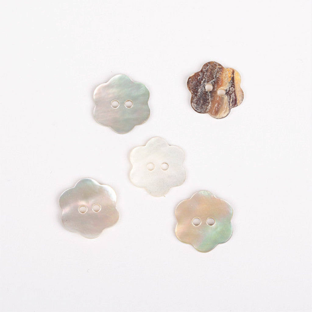 Knapp, 15mm - Blomst, Hvit Perlemor (600)