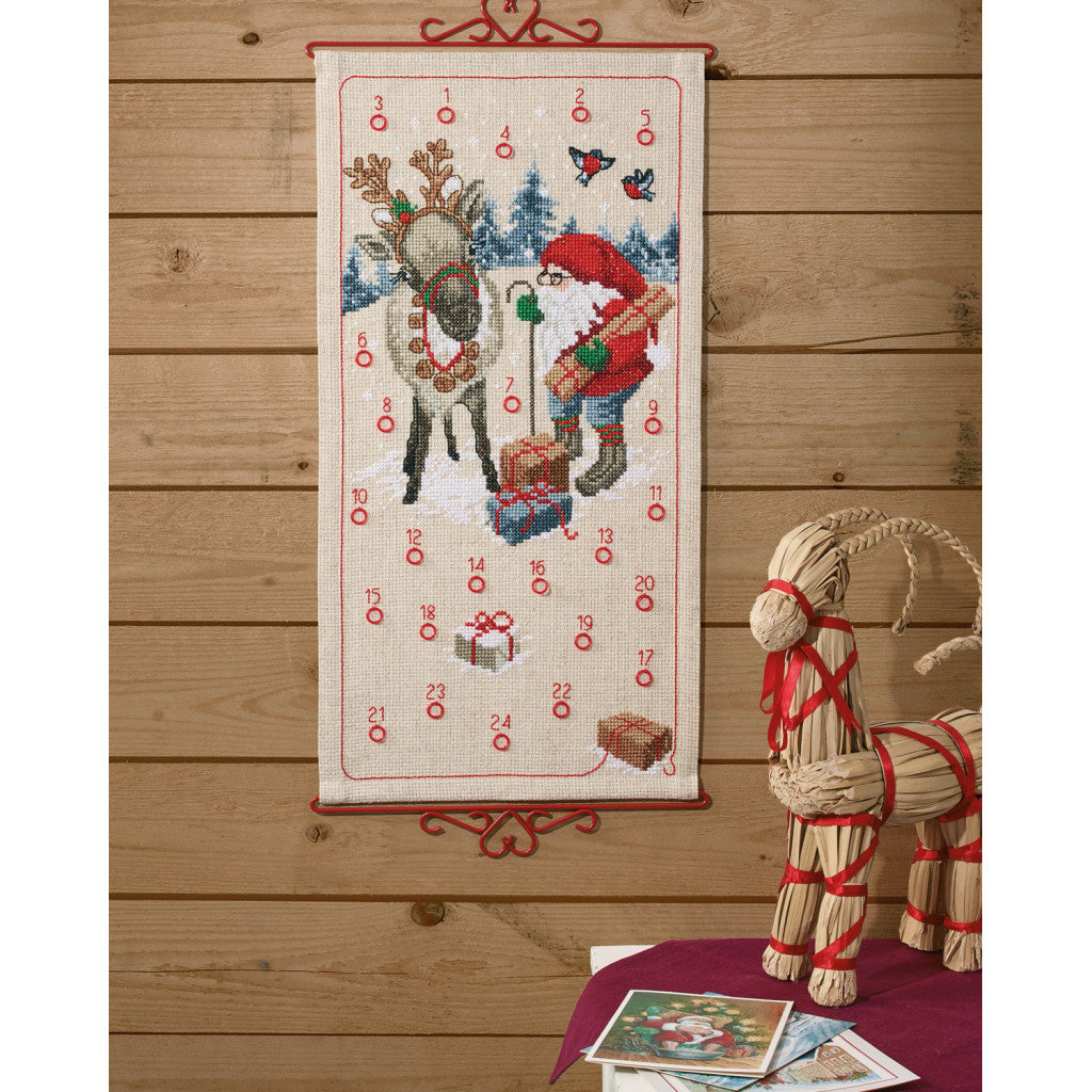 Korsstingsbroderi Adventskalender - Nissen med Reinsdyr 35x67cm