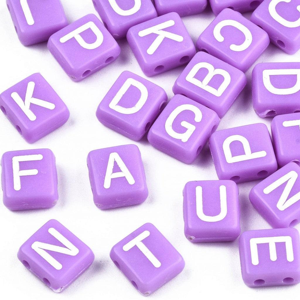 Alfabetperler Flat Rektangel 8x9mm (2 hull) - Hvit på Lavendel - HobbyHimmelen