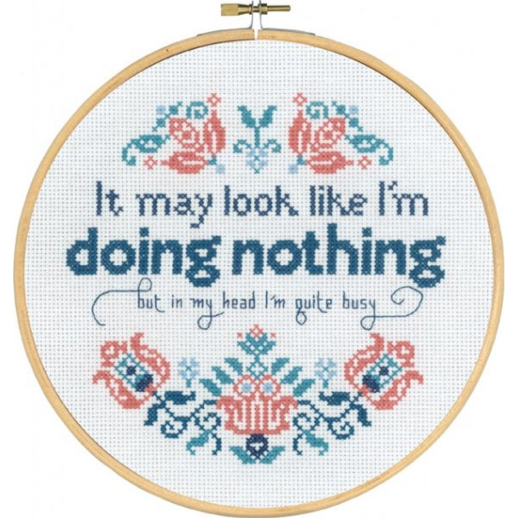 Korsstingsbroderi - Doing Nothing, 20cm med ramme