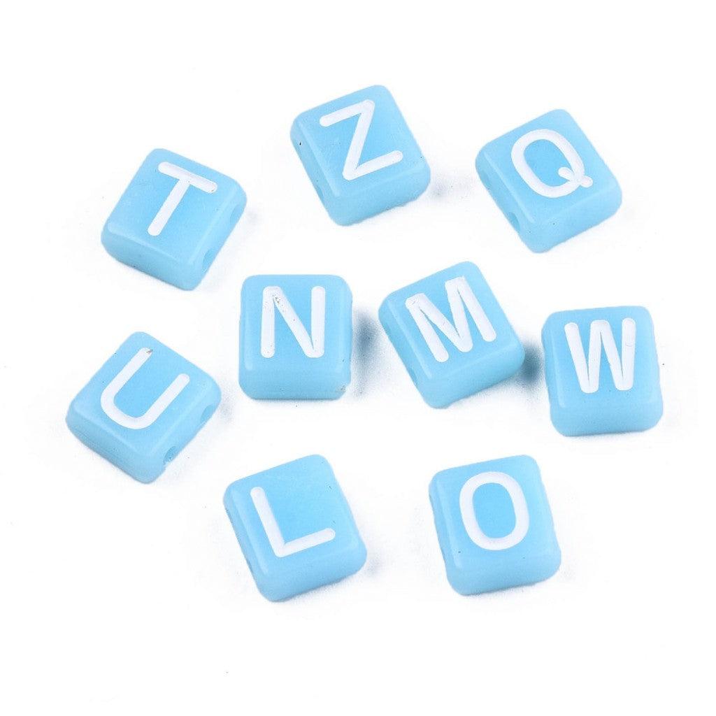 Alfabetperler Flat Rektangel 8x9mm (2 hull) - Hvit på Babyblå - HobbyHimmelen