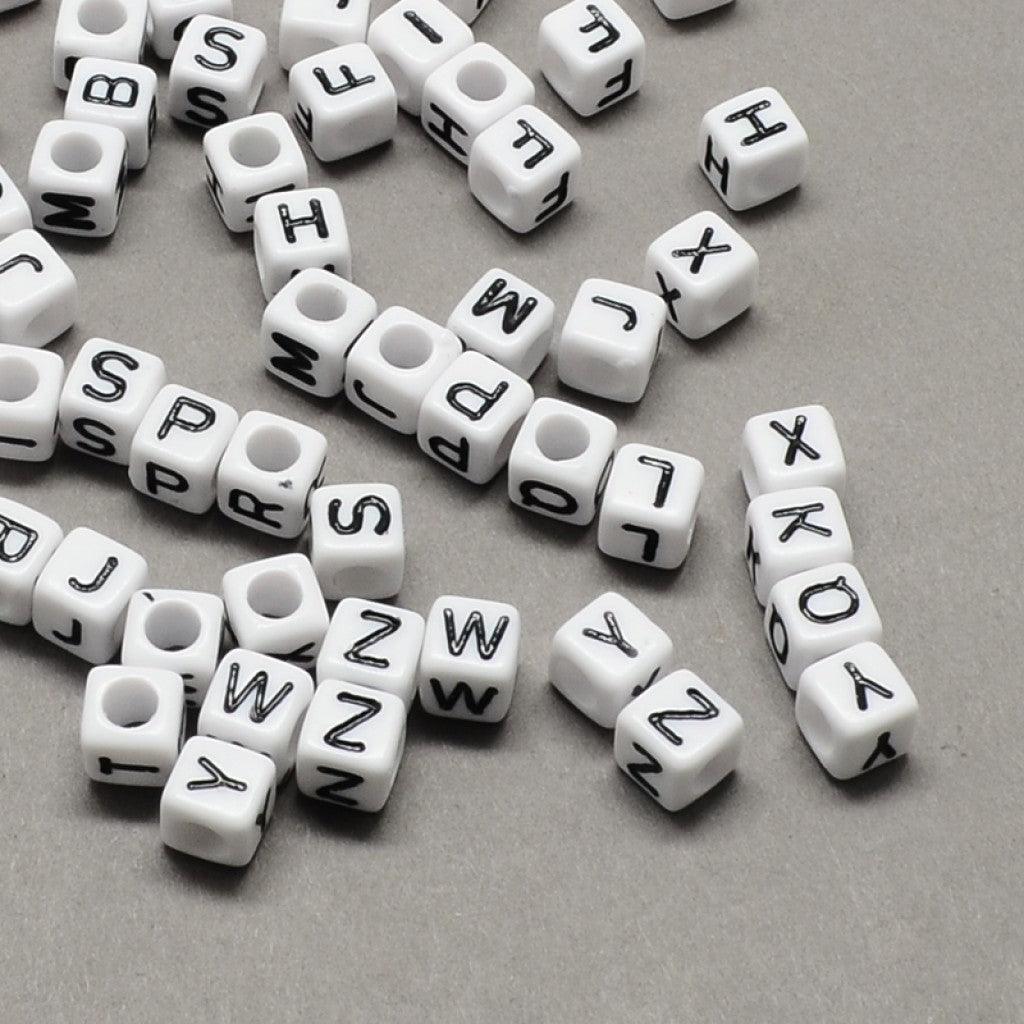 Alfabetperler Kube 6x6mm - Svart på Hvit - HobbyHimmelen