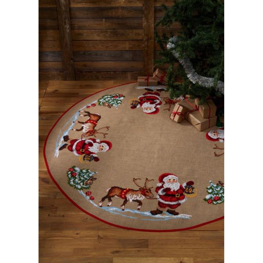 Korsstingsbroderi Juletreteppe, 4tr/cm, 170cm - Julenisse og Reinsdyr
