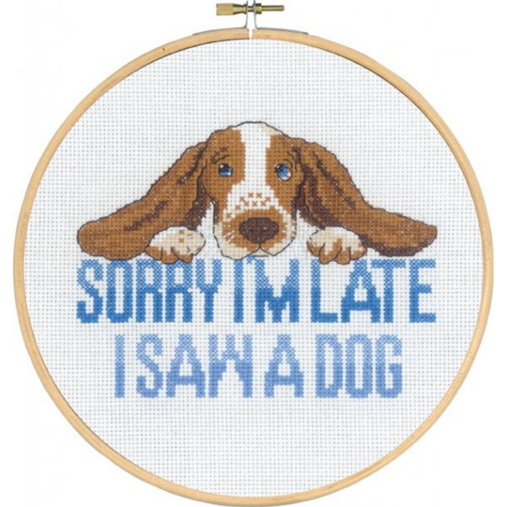 Korsstingsbroderi med Ramme - Sorry I´m Late (Dog), 20cm, 5,4tr/cm
