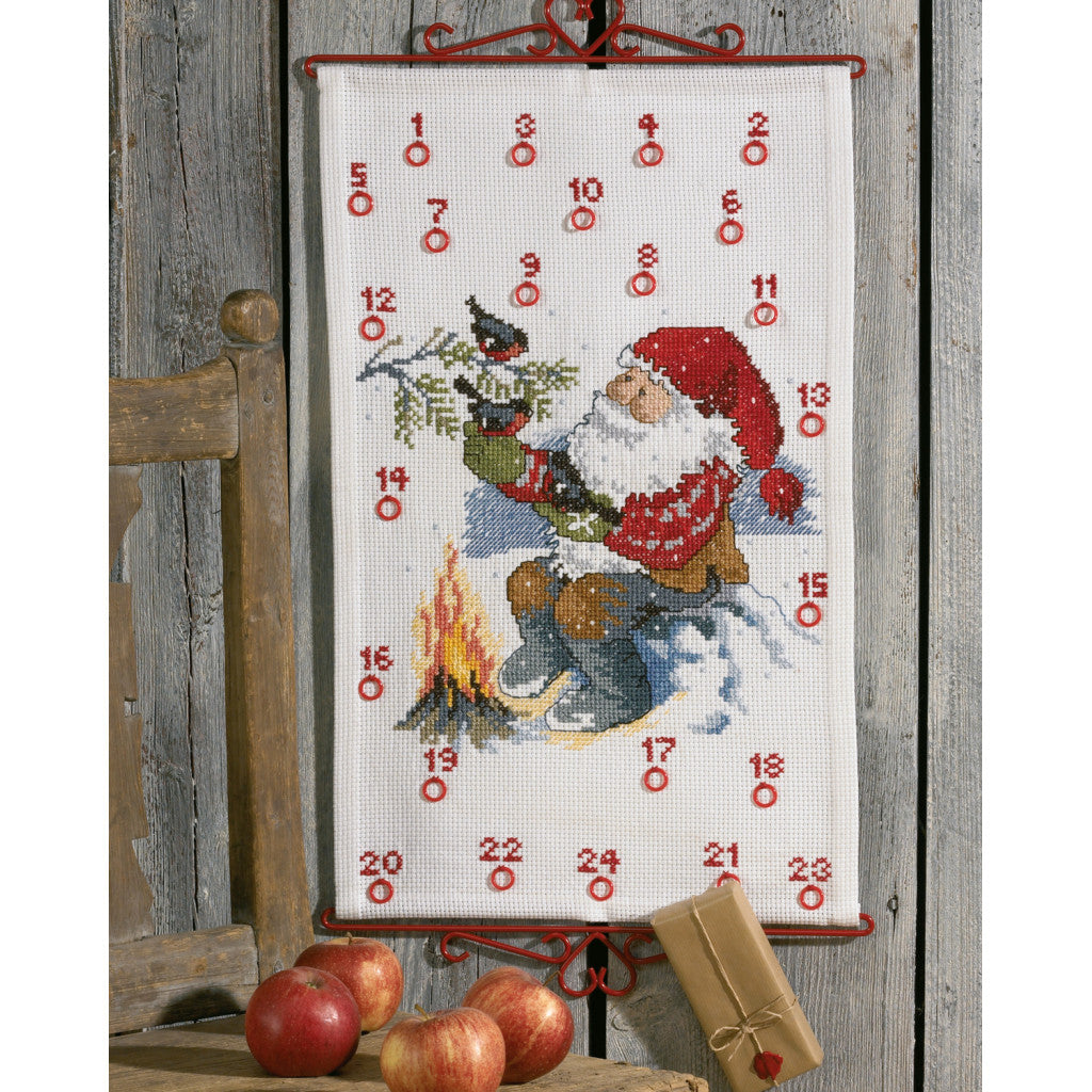 Korsstingsbroderi Adventskalender - Nissen ved Bålet 35x56cm