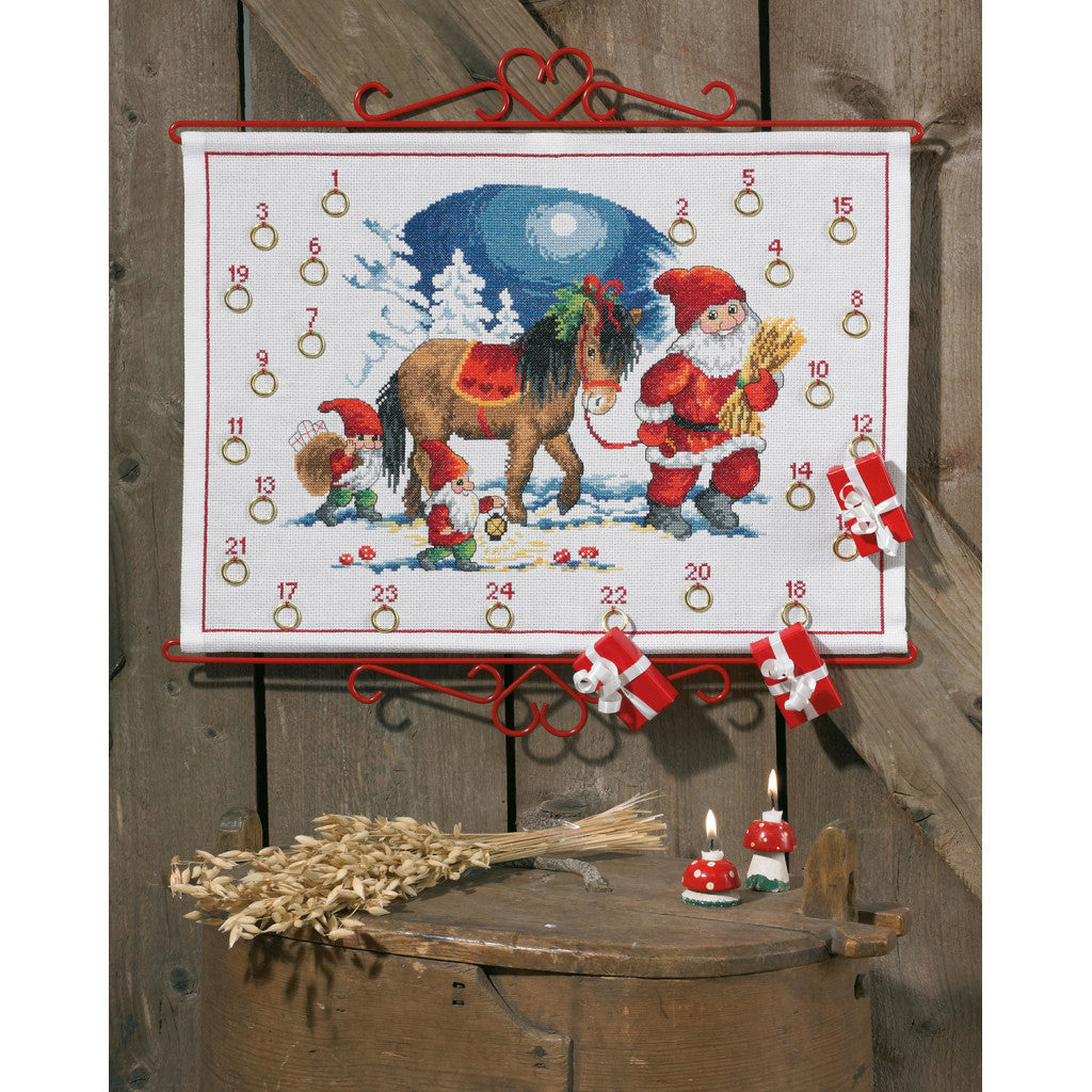 Korsstingsbroderi Adventskalender - Nissene og Blakken 48x35cm