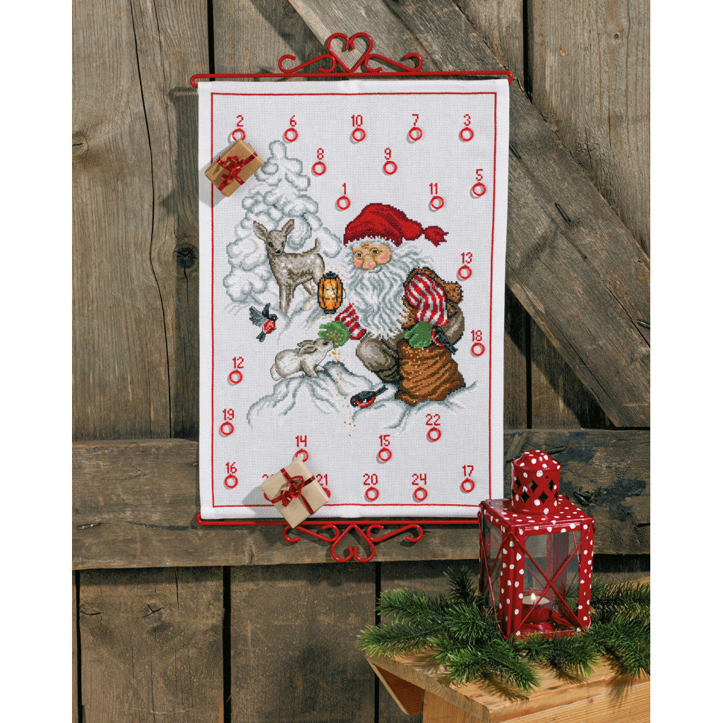 Korsstingsbroderi Adventskalender - Julenissen mater Dyrene 35x51cm