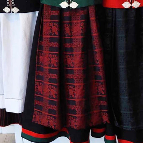 Materialpakke til Vest Agder-Forkle - Silke Jaquard Rosa Rugrosa, Rød