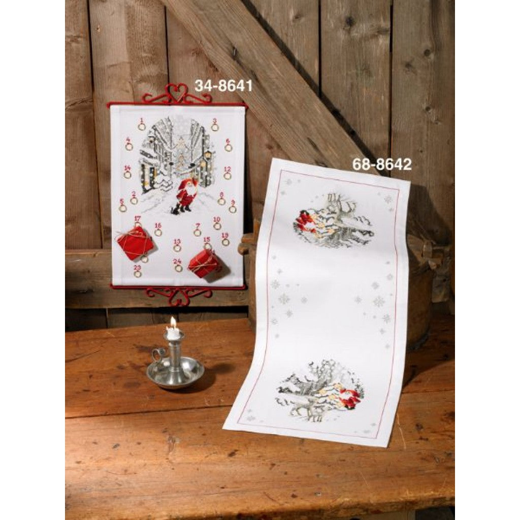 Korsstingsbroderi Adventskalender - Julenisse i Byen 32x44cm