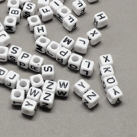 Alfabetperler Kube 6x6mm - Svart på Hvit - HobbyHimmelen